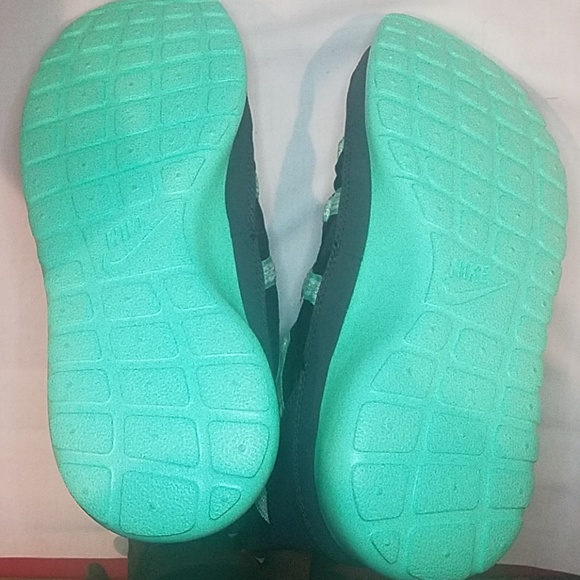 Nike Roshe One Hi SE 5y/6.5 Sneakers NWOB Size 5Y - Picture 5 of 5